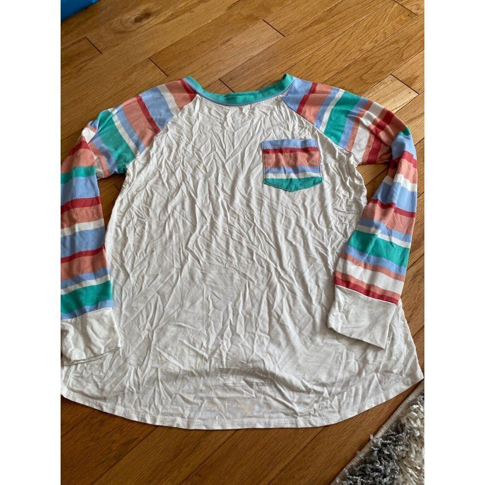 Nic & Lulu, women's casual soft white with multicolor sleeves w. front pocket sm